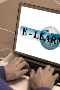 Laptop z napisem e-learning na ekranie