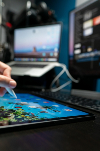 Osoba trzymająca rysik używa tablet