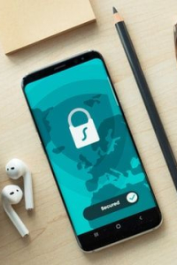 Smartfon z włączoną aplikacją VPN